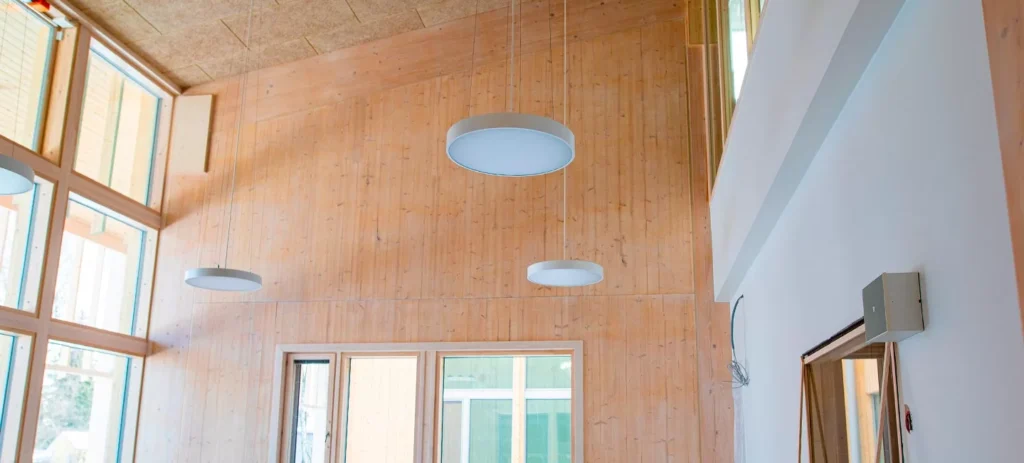 CLT-puukoulu ja päiväkoti Kaarelassa – Saumaston saumaustyöt loppusuoralla