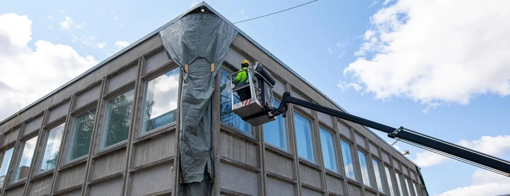 Erikoisurakka Espoossa - Saumasto laseeraa toimistorakennuksen julkisivun