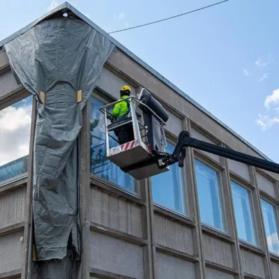 Erikoisurakka Espoossa - Saumasto laseeraa toimistorakennuksen julkisivun